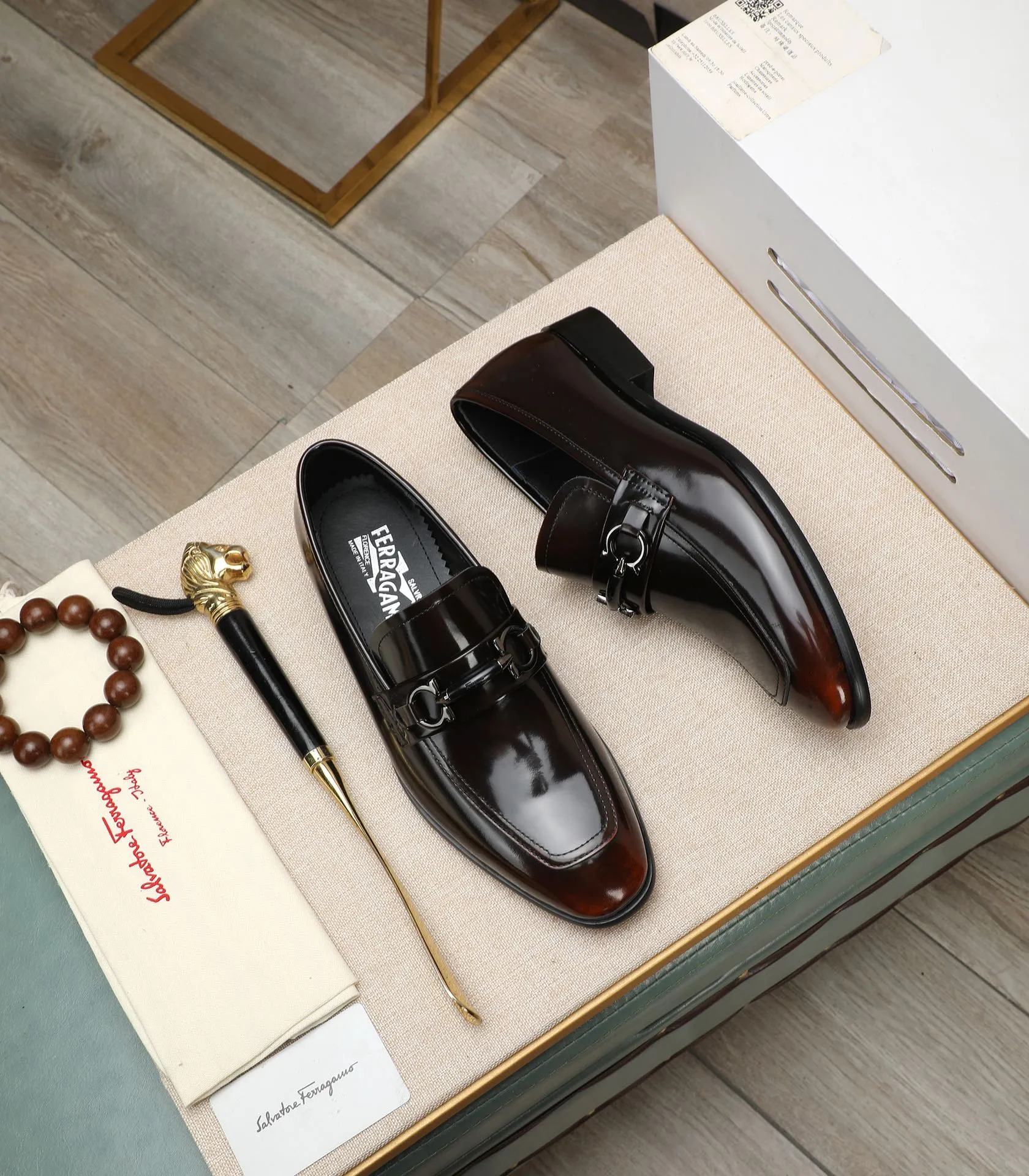Men's shoes 💰540📛📛(water-dyed cowhide) Salvatore Ferragamo high-end (Salvatore Ferragamo) is the world's top luxury footwear brand. It comes from the fashion kingdom of Italy and is famous all over the world for its traditional handmade design and novel styles...🚶🏻🚶🏻New suit shoes are available simultaneously at the counter. This model is purely handmade. The fabric is imported from Italy's original first-layer cowhide. Soft water-dyed cowhide lining. Original authentic outsole🌀🌀Size: 38➖44 (45 customized)